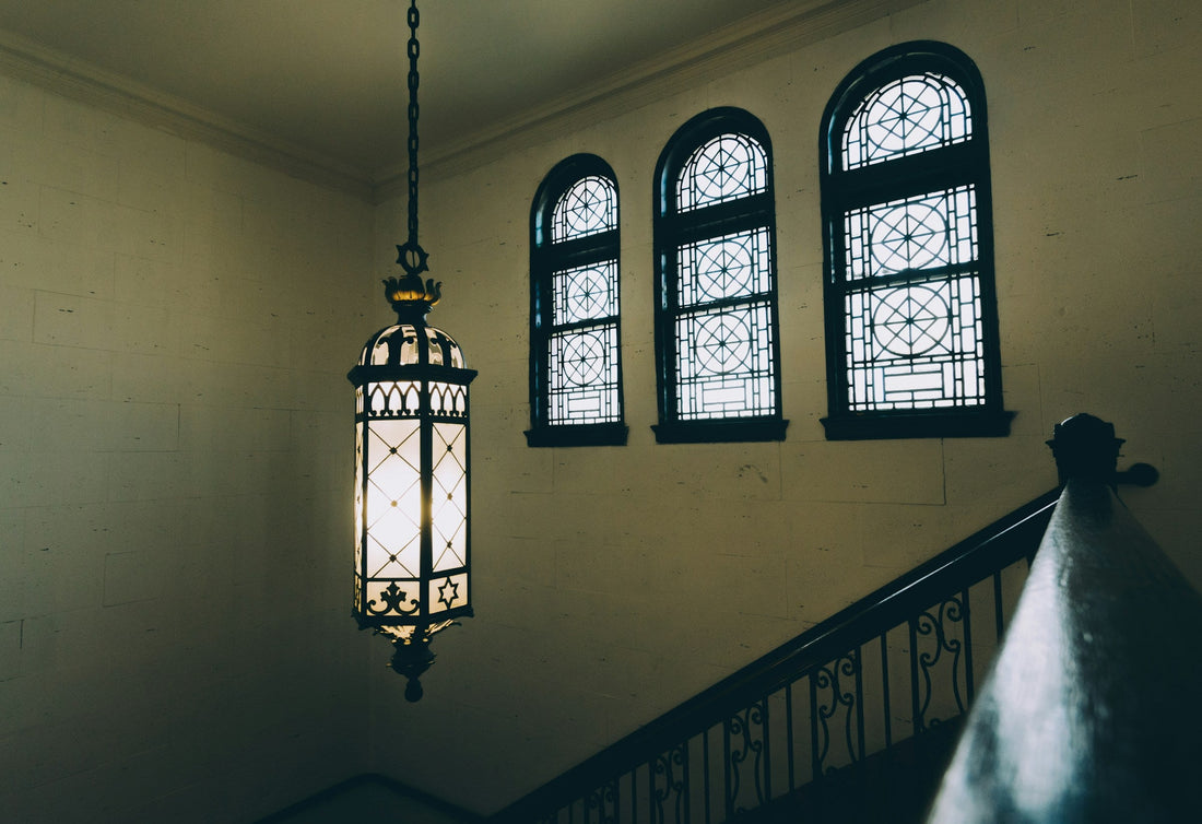 How to Choose the Perfect Chandelier for Your Staircase