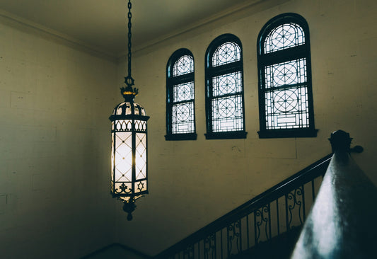 How to Choose the Perfect Chandelier for Your Staircase
